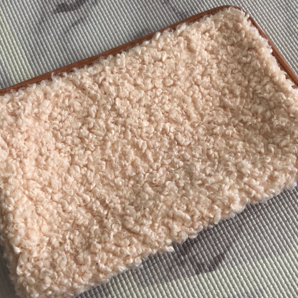 FURRY WINTER CLUTCH - Picture 4 of 4